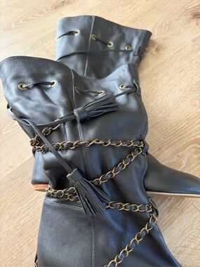 VINTAGE RARE 80%20 Bobbie Chain Gathered Leather Wedge Boots Black Size 9 NWOB